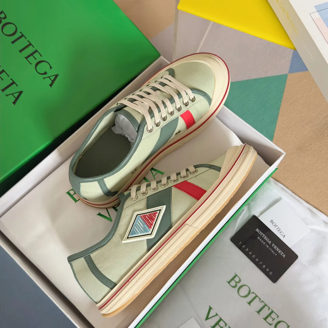 Top version: Couple model 560💰 Bottega Veneta Bottega Veneta BV’s latest Eliot series retro basketball shoes casual sports canvas shoes Bottega Veneta 2025 spring and summer show new shoes Eliot is on the market. Inspired by retro basketball sneakers, the color combination highlights youthful vitality and perfectly interprets the theme of youth and childlike innocence. The details are also very particular. The summer canvas brings excellent durability and comfort. Designs such as calfskin trim, rubber toe caps and hand-painted retro red lines are full of retro feel. The round toe and convex sole add a modern feel. Exquisite packaging at the delivery counter🛍📦 ▪️Fabrics: Original customized high-density canvas + cowhide ▪️Inner lining: Original customized breathable canvas ▪️Sole: Original open-molded anti-slip TPU material ▪️Sole thickness: 3CM ▪️Size: Women’s 35-41 / [Men’s 39-45 pre-sale]